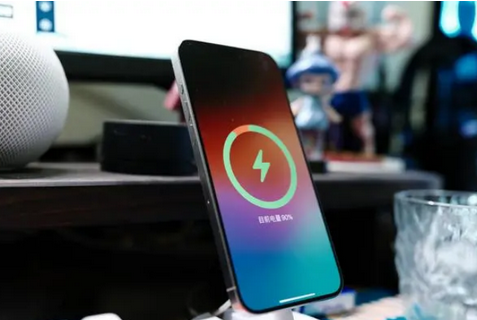 七坊镇苹果15换屏服务分享用什么充电器给iPhone15充电更好 